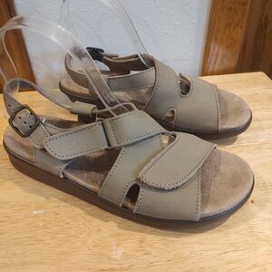 SAS Huggy Sandals Womens Size 8.5 N Beige Tan Leather Tripad Comfort Strappy